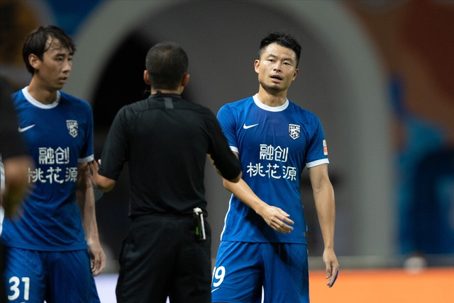 包含清晨NBA常规赛焦点战，上海久事官宣签约，更衣室稳定，训练强度明显提升的词条