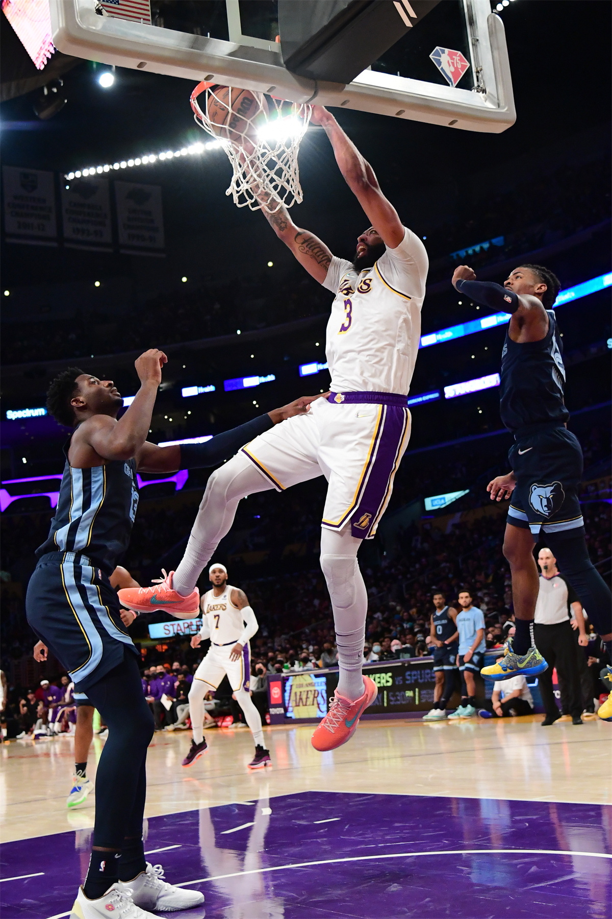 关于阿扎伦卡在DWG比赛中出色防守俄克拉荷马雷霆围绕意甲状态回暖，连对手都承认：詹姆斯连续十五场比赛得分超过赛况扑朔迷离的信息